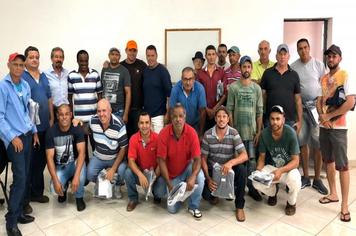 Entrega de uniformes para os funcionários