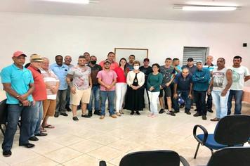 Margot Pioli em reunião com funcionários agradecendo os funcionários pelo excelente trabalho realizado em 2021