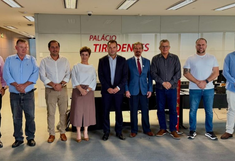 Reunião na SEINFRA com o deputado estadual Dr. Maurício e o Secretário de Estado de Infraestrutura e Mobilidade, Pedro Bruno Barros de Souza